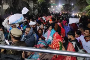 गोरखपुर रेलवे स्टेशन पर कुंभ मेले के लिए उमड़ी भीड़