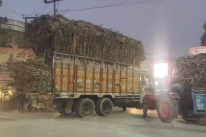 ओवरलोड ट्रक सड़कों पर बन के चल रहे हैं यमदूत