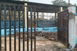 बिना प्रस्ताव खलयान की जगह में बना दिया आर सीसी केंद्र उसके अंदर पाथें रहे उपले बाहर पड़ा कूड़ा 