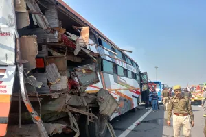 यमुना एक्सप्रेस पर आपस में टकराईं डबल डेकर बस  