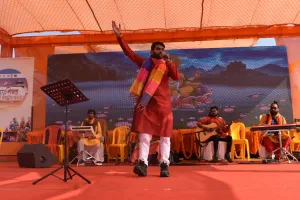 अनुरुद्ध मौर्य के लोक गायन की प्रस्तुति  श्रोताओं , दर्शकों को आकर्षित किया