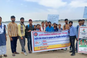 नुक्कड़ नाटक का आयोजन एवं गंगा के किनारों को प्लास्टिक मुक्त करने का अभियान चलाया गया