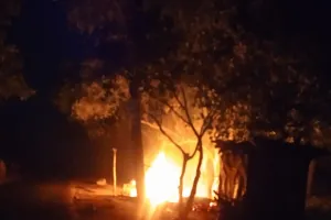 अमेठी अराजक तत्वों ने लगाई गुमटी में आग, समान जल कर हुआ राख