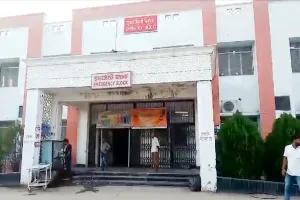 ई-रिक्शा पर लदे दरवाजे से टकराई बाइक, महिला की मौत, दूसरी गंभीर रूप से घायल