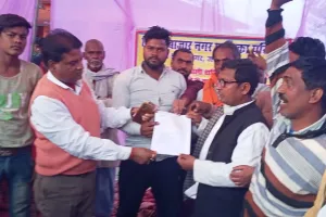 अधिशासी अधिकारी के आश्वासन पर भूख हड़ताल समाप्त