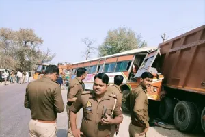 घाटमपुर में बस डंफर से टकराई 8 से अधिक घायल 