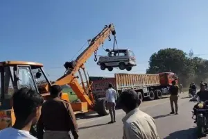 घाटमपुर में ट्राले में टकराई वैन, चालक की मौत, बच्ची समेत 9 घायल