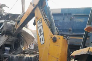 गैस लदे ट्रक व गिट्टी लदी डम्फर में जोर दार टक्कर  एक की मौत घर में घुसा डम्फर घर में सो रहे लोगों की जान बाल बाल बची।