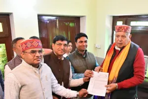  कैबिनेट मंत्री सूर्य प्रताप शाही को एस बी एम के कर्मियों ने सौंपा पत्रक 