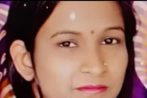 4 साल की बेटी के सामने मां ने लगाई फांसी