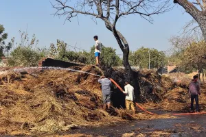खस पेरते समय लगी आग से लाखों की सम्पत्ति स्वाहा, छप्परों सहित ट्रैक्टर ट्राली जली।