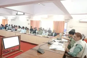 जिलाधिकारी ने सीएम डैशबोर्ड के माध्यम से विकास कार्यों की समीक्षा किया।