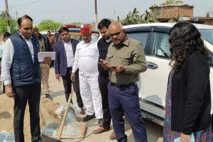 सड़क निर्माण में घटिया सामग्री का प्रयोग देख डीएम ने काम रुकवाया 