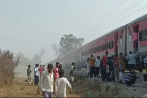 त्रिवेणी एक्सप्रेस में आग , यात्रियों में मची अफरा - तफरी, ड्राइवर  की सूझ बुझ से टला हादसा