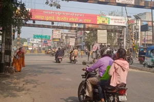 कानपुर में बोल्डर के सहारे शहर की ट्रेफिक व्यवस्था, सिग्नल का काम बंद 