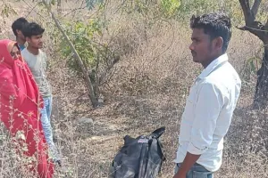 गुरमुरा में पेड़ से लटकता मिला अधेड़ का शव, पुलिस जाँच में जुटि।