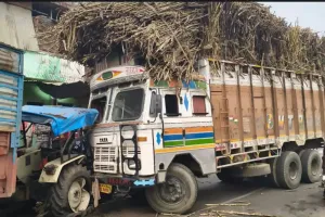 गन्ने से भरा ट्रक और खाद से भरी ट्रैक्टर ट्रॉली में हुई ज़ोरदार टक्कर, दोनों वाहन बुरी तरह क्षतिग्रस्त