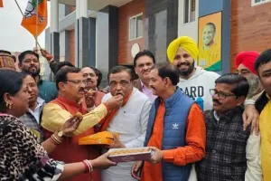 भारतीय जनता पार्टी की ऐतिहासिक जीत पर कानपुर में बंटी मिठाई 