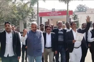 एडवोकेट संसोधन बिल के विरोध में डीएम को सौंपा ज्ञापन 