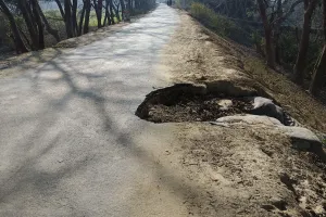  नारायनपुर -पटवनिया मार्ग पर गडढ़ों की भरमार, आवागमन मुश्किल 