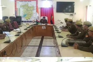 अपर पुलिस अधीक्षक मुख्यालय द्वारा पुलिस लाइन सभागार कक्ष में समस्त थानों के सीसीटीएनएस कर्मियों के साथ की गयी मासिक बैठक।