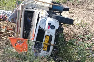 श्रद्धालुओं को लेकर महाकुंभ जा रही लोडर गाड़ी पलटी 
