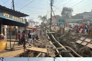 नाले के निर्माण कार्य में लापरवाही से  व्यापारियों और आम जनों की बढ़ी मुसीबतें