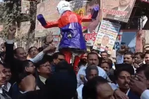 कानपुर में वकीलों ने प्रदर्शन कर फूंका पुतला 