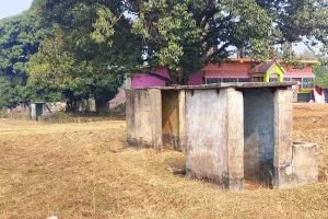 पाकुड़िया प्रखण्ड में बड़े पैमाने पर शौचालयों के निम्न स्तरीय निर्माण से महिलाओं में देखी जा रही गहरी नाराज़गी।