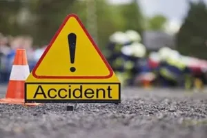 देवघर में बड़ा हादसा टला: बेकाबू ट्रक दो मकानों में घुसा, दीवारों में आई दरारें