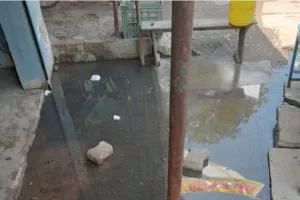 गोलाबाज़ार में नाली जाम, दुकानों में घुसा गंदा पानी