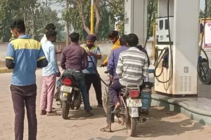 डीएम का नो हेलमेट नो पेट्रोल का आदेश हो रहा हवा हवाई