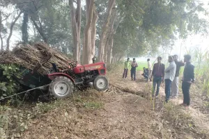 गन्ना भरे ट्रेक्टर डनलप से टकराई कार व गन्ना भरा ट्रेक्टर डनलप पलटने से चालक गंभीर घायल।