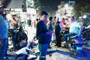 अलीगंज के सेक्टर-Q चौराहे पर बेकाबू कार ने मचाया तांडव