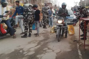 शोहरतगढ़ : भारत- नेपाल बॉर्डर पर सुरक्षा को लेकर चेकिंग करते हुए एसएसबी जवान 