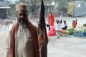 खुले में बिक रहे हैं मांस मछली स्थानीय लोगों को हो रही है परेशानी