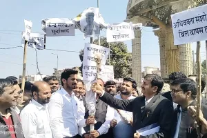 वकीलों ने चक्का जाम कर कानून मंत्री का पुतला फूंका 