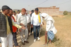 सोनभद्र जिलाधिकारी ने पड़रछ गांव में फ्लोराइड युक्त पानी का लिया जायजा, शुद्ध पेयजल उपलब्ध कराने के निर्देश