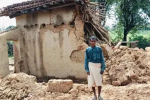 छत से बेघर हुआ ग्रामीण , कागजों पर सिमटा जन कल्याणकारी योजना , स्थानीय जन प्रतिनिधि बेखबर