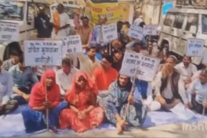 किसानों ने भूमि अधिग्रहण को लेकर कलेक्ट्रेट में प्रदर्शन किया 