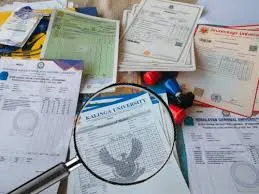 15 राज्यों में 40 यूनिवर्सिटी से सेटिंग और छाप डालीं 8000 फर्जी  डिग्रियां।