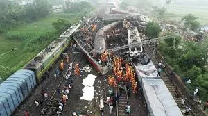 पांच सालों में 200 रेल हादसे, 351 लोग की मौत, पूरी तरह से नाकाम रहे रेल मंत्री।