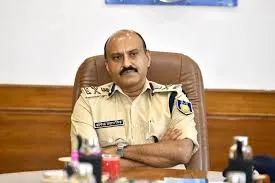 वरिष्ठ आईपीएस अधिकारी पर वित्तीय अनियमितताओं और हवाला लेन-देन के आरोप ।