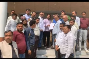 पत्रकारों ने डीएम, एसपी को सौंपा ज्ञापन, हत्यारे को फांसी की मांग