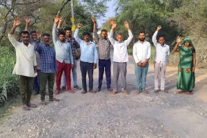 गड्ढों में तब्दील ओसाह-गूढ़ा सम्पर्क मार्ग को लेकर फूटा ग्रामीणों का गुस्सा