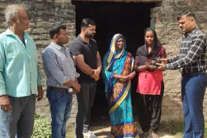 कुशीनगर : गरीब बहनों की हाथों में मेहंदी सजाने के लिए भाई पप्पू पांडेय ने दिया न्यौता 