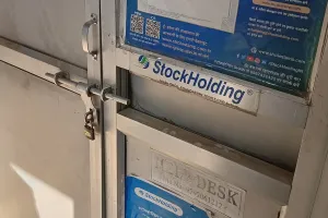 बस्ती जिले में ई-स्टाम्प पेपर की कालाबाजारी, अधिकृत काउंटर भी समय से पहले बंद