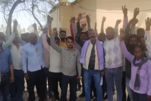 विद्युत संविदा कर्मचारियों ने दो माह का वेतन न मिलने पर अधिशासी अभियंता को सौंपा ज्ञापन