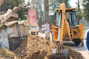 केसरीगंज बाज़ार में जाम से लोग परेशान, सिर्फ़ 100 मीटर मार्ग का चौड़ीकरण, बाईपास की समस्या बरक़रार 