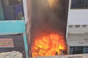 कबाड़ गोदाम में भीषण आग, फायर ब्रिगेड ने कड़ी मशक्कत के बाद पाया काबू 